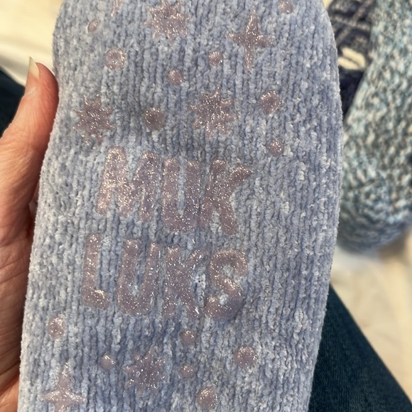 4 pairs of fuzzy slipper socks - Picture 9 of 9